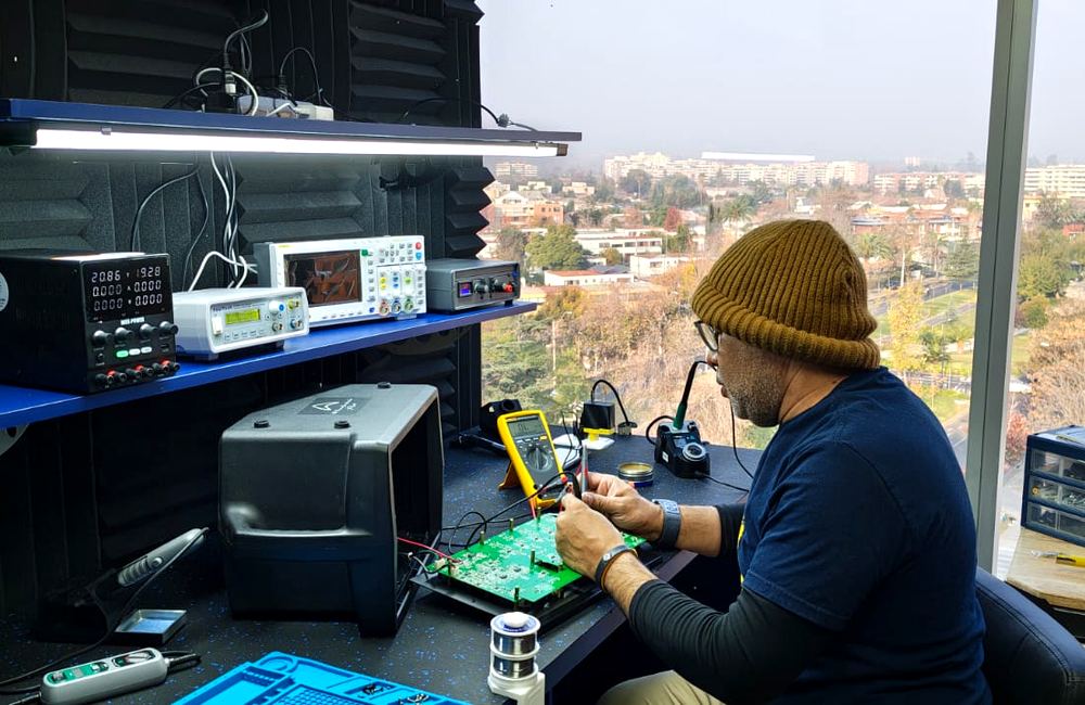 Raúl Ignacio realizando diagnóstico electrónico en el laboratorio Ignacio Soluciones